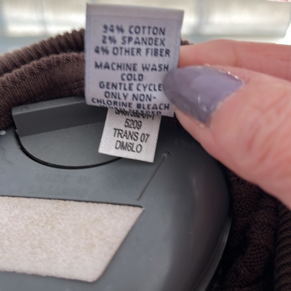 NWOT! Gap Factory Women’s Sleeveless Cable Knit Turtleneck. Brown. Medium. - Picture 4 of 9